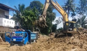 FOTO 21 Des_Pemerintah Kota (Pemko) Padang melakukan pembersihan sisa material longsor di sejumlah wilayah terdampak bencana.