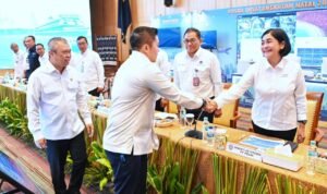 FOTO 22 Des_Kunjungan Sekretaris Kabinet Teddy Indra Wijaya ke Posko Pusat Angkutan Natal 2025 2