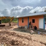 FOTO 22 Des_Pekerja tengah menyelesaikan satu unit huntara di Kecamatan Adiankoting, Tapanuli Utara, Sumatra Utara. bnpb