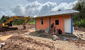 FOTO 22 Des_Pekerja tengah menyelesaikan satu unit huntara di Kecamatan Adiankoting, Tapanuli Utara, Sumatra Utara. bnpb