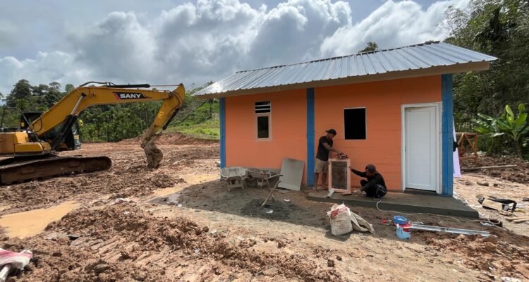 FOTO 22 Des_Pekerja tengah menyelesaikan satu unit huntara di Kecamatan Adiankoting, Tapanuli Utara, Sumatra Utara. bnpb