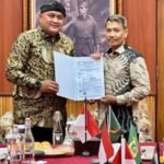 FOTO 23 Des_Bupati Bogor Rudy Susmanto menyerahkan Surat Keputusan (SK) pengangkatan tugas tambahan kepada 28 Kepala Puskesmas di Aula Soekarno Hatta