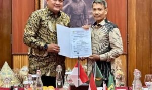 FOTO 23 Des_Bupati Bogor Rudy Susmanto menyerahkan Surat Keputusan (SK) pengangkatan tugas tambahan kepada 28 Kepala Puskesmas di Aula Soekarno Hatta