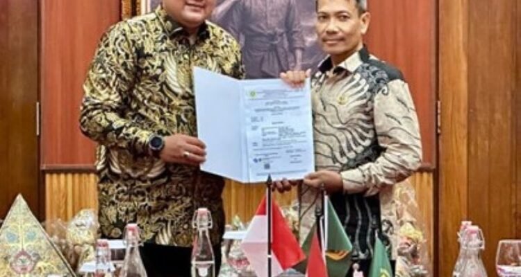 FOTO 23 Des_Bupati Bogor Rudy Susmanto menyerahkan Surat Keputusan (SK) pengangkatan tugas tambahan kepada 28 Kepala Puskesmas di Aula Soekarno Hatta