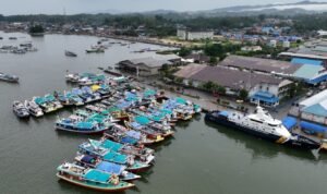 FOTO 23 Des_Kapal - kapal nelayan tengah bersandar di dermaga pelabuhan. (dok. kkp)