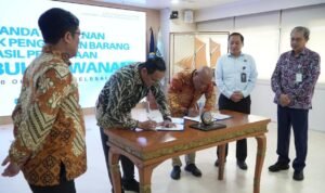 FOTO 23 Des_Penandatanganan kontrak pengadaan barang hasil pekerjaan pembangunan Pelabuhan Wanam 2