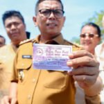 FOTO 24 Des_Gubernur Banten Andra Soni menunjukkan karcis parkir di salah satu destinasi wisata. (dok. bantenprov.go.id)