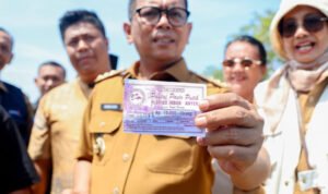 FOTO 24 Des_Gubernur Banten Andra Soni menunjukkan karcis parkir di salah satu destinasi wisata. (dok. bantenprov.go.id)