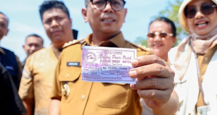 FOTO 24 Des_Gubernur Banten Andra Soni menunjukkan karcis parkir di salah satu destinasi wisata. (dok. bantenprov.go.id)