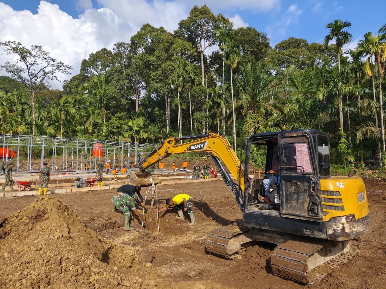 FOTO 24 Des_Proses pembangunan Hunian Sementara di Lapangan SDN 05 Kayu Pasak, Kecamatan Palembaian, Kabupaten Agam, Sumatra Barat. dok. bnpb