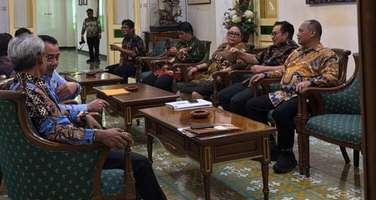 FOTO 24 Des_Wali Kota Yogyakarta Hasto Wardoyo saat bersama Bupati Bantul, Sleman, Gunungkidul, dan Kulonprogo. (dok. jogjakota.go.id