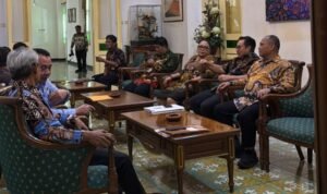 FOTO 24 Des_Wali Kota Yogyakarta Hasto Wardoyo saat bersama Bupati Bantul, Sleman, Gunungkidul, dan Kulonprogo. (dok. jogjakota.go.id)
