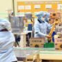 FOTO 26 Des_Para pekerja di salah satu fasilitas produksi industri makanan. (dok. kemenperin)