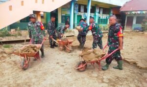 FOTO 27 Des_Personil gabungan dari Kodim 0104 Aceh Timur gotong royong membersihkan Sekolah Dasar Negeri 2 Kota Langsa, Kota Langsa, Provinsi
