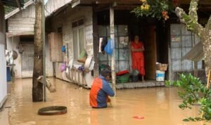 FOTO 28 Des_Banjir melanda permukiman warga di Desa Persiapan Awang, Kecamatan Pujut, Kabupaten Lombok Tengah, Nusa Tenggara Barat. dok bpb