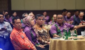 FOTO 3 Des_Menteri Ketenagakerjaan Prof. Yassierli (tiga dari kiri) dan Ketua Umum Pengurus Pusat FSP Parekraf KSPSI Moh. Jumhur