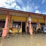 FOTO 30 Des_Giat pembersihan oleh para guru dan unsur TNI di SDN 2 Langkahan, Kecamatan Langkahan, Kabupaten Aceh Utara. dok.