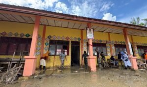 FOTO 30 Des_Giat pembersihan oleh para guru dan unsur TNI di SDN 2 Langkahan, Kecamatan Langkahan, Kabupaten Aceh Utara. dok.