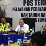 FOTO 30 Des_Menteri Perhubungan Dudy Purwagandhi meninjau sejumlah infrastruktur