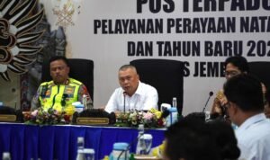 FOTO 30 Des_Menteri Perhubungan Dudy Purwagandhi meninjau sejumlah infrastruktur