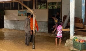 FOTO 30 Des_Personil BPBD Kabupaten Hulu Sungai Selatan melaksanakan pembersihan lingkungan dan rumah warga