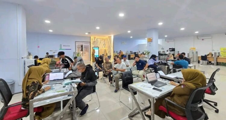 FOTO 31 Des_Aktivitas warga di Mal Pelayanan Publik (MPP) Kota Padang. (dok. padang.go.id)