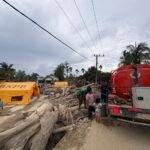 FOTO 31 Des_Distribusi air bersih menggunakan mobil tangki air ke Gampong Air Tenang, Kecamatan Karang Baru, Kabupaten Aceh Tamiang. dok. bnpb)