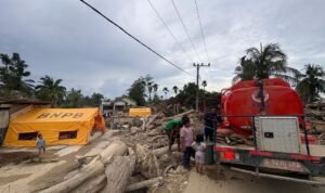 FOTO 31 Des_Distribusi air bersih menggunakan mobil tangki air ke Gampong Air Tenang, Kecamatan Karang Baru, Kabupaten Aceh Tamiang. dok. bnpb)