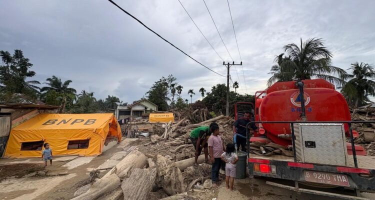 FOTO 31 Des_Distribusi air bersih menggunakan mobil tangki air ke Gampong Air Tenang, Kecamatan Karang Baru, Kabupaten Aceh Tamiang. dok. bnpb)
