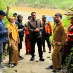 FOTO 31 Des_Kegiatan susur sungai di Kota Bekasi guna menelusuri potensi sumber pencemar. (dok. bekasikota.go.id