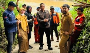 FOTO 31 Des_Kegiatan susur sungai di Kota Bekasi guna menelusuri potensi sumber pencemar. (dok. bekasikota.go.id