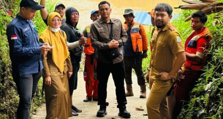 FOTO 31 Des_Kegiatan susur sungai di Kota Bekasi guna menelusuri potensi sumber pencemar. (dok. bekasikota.go.id