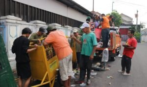 FOTO 31 Des_Pemilahan sampah dari gerobak sebelum diangkut ke TPS3R Nitikan, Kota Yogyakarta. (dok. jogjakota.go.id)