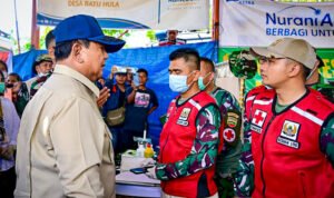 FOTO 31 Des_Presiden Prabowo Subianto meninjau Posko Kesehatan Kodam I Bukit Barisan yang terletak di Desa Batu Hula, Kecamatan Batang Toru, Kabupaten Tapanuli Selatan. setpres