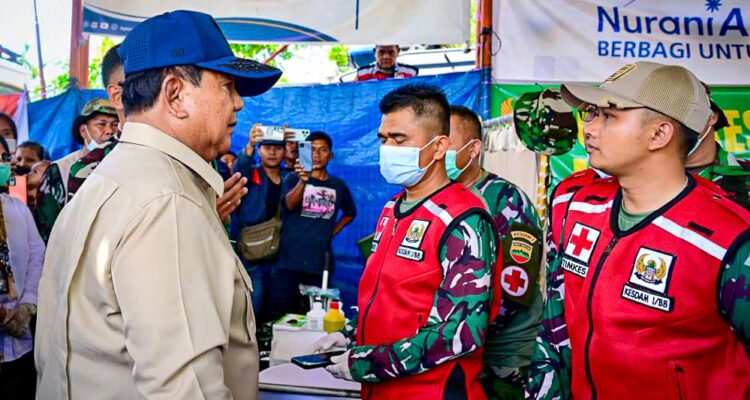FOTO 31 Des_Presiden Prabowo Subianto meninjau Posko Kesehatan Kodam I Bukit Barisan yang terletak di Desa Batu Hula, Kecamatan Batang Toru, Kabupaten Tapanuli Selatan. setpres