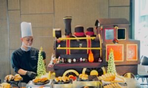 FOTO 4 Des_Grand Mercure Malang Mirama menyiapkan instalasi kuliner Natal dari cokelat. (dok. istimewa) 1