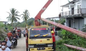 FOTO 4 Des_Percepatan instalasi tiang listrik di Kecamatan Palembayan, Kabupaten Agam, Sumatra Barat. dok. bnpb