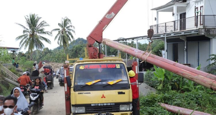 FOTO 4 Des_Percepatan instalasi tiang listrik di Kecamatan Palembayan, Kabupaten Agam, Sumatra Barat. dok. bnpb