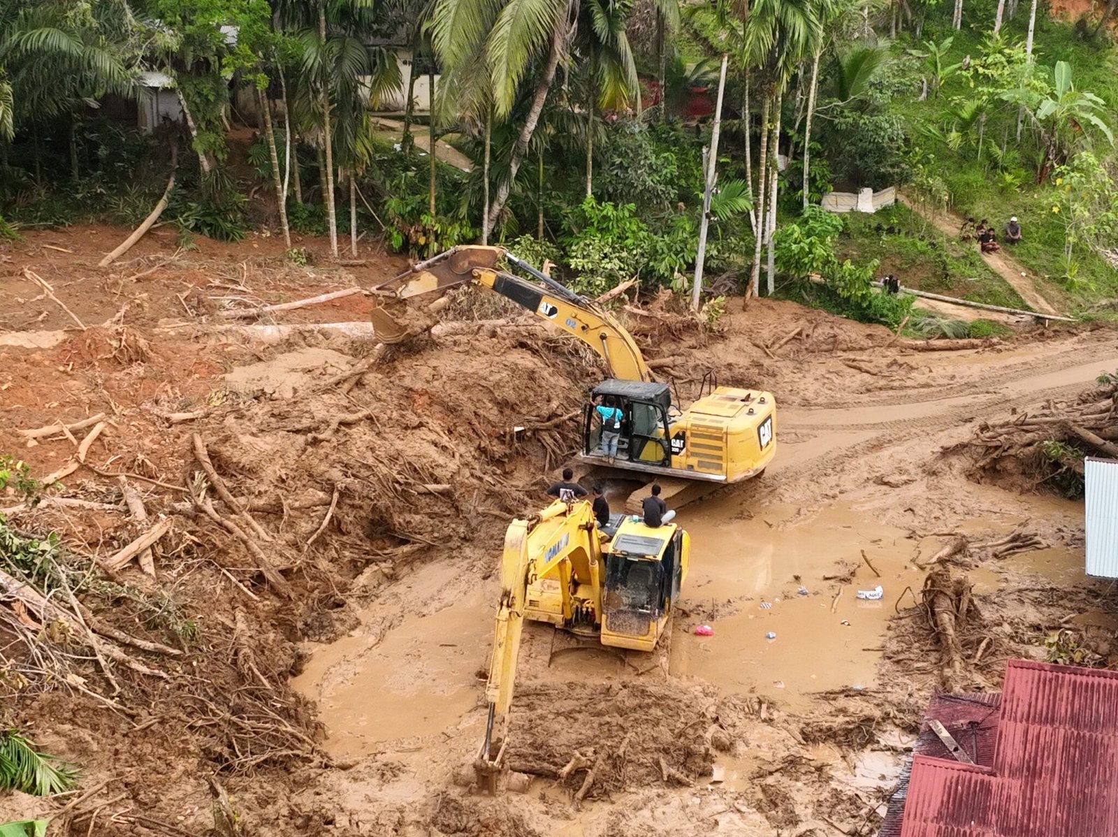 FOTO 4 Des_Salah satu lokasi perbaikan akses jalur darat di Provinsi Sumatra Barat. (dok. bnpb)