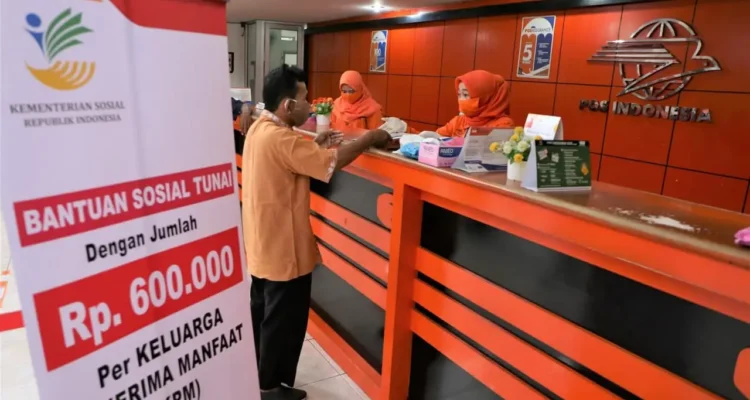 FOTO 5 Des_Pembagian Bantuan Sosial (Bansos) melalui PT Pos Indonesia. (dok. posindonesia)