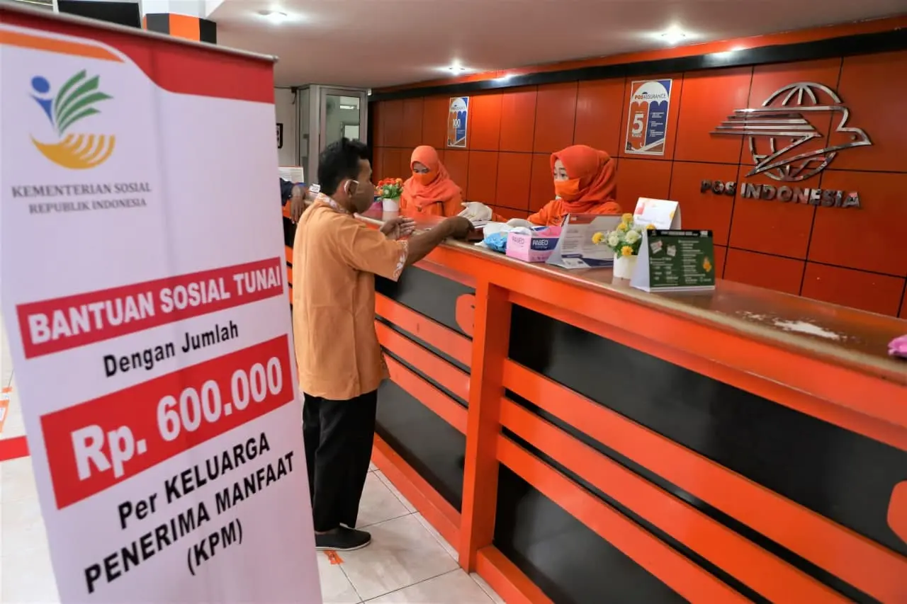 FOTO 5 Des_Pembagian Bantuan Sosial (Bansos) melalui PT Pos Indonesia. (dok. posindonesia)