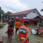 FOTO 5 Des_Petugas melakukan pendataan wilayah terdampak banjir rob di pesisir Kabupaten Indramayu, Jawa Barat.