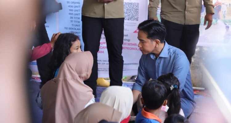 FOTO 5 Des_Wakil Presiden Gibran (Wapres) Rakabuming Raka saat hadir di tengah masyarakat terdampak di Kabupaten Agam, Provinsi Sumatra Barat