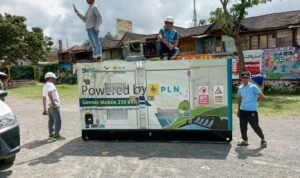 FOTO 7 Des_Sejumlah petugas PLN mengatur genset listrik berkapasitas 250 kVa untuk kebutuhan beberapa insfrastruktur vital di Takengon, Aceh Tengah