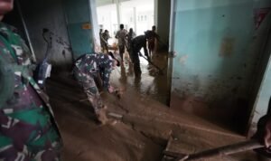FOTO 7 Des_Tim gabungan membersihkan lumpur saat terjadi banjir di RSUD Aceh Tamiang, Kecamatan Karang Baru, Aceh Tamiang, Aceh.