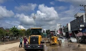 FOTO 8 Des_Penanganan akses jalan di Kabupaten Aceh Tamiang pascabencana banjir dan longsor di Provinsi Aceh. (dok. pu.go.id)