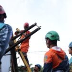 FOTO 8 Des_Petugas PLN melakukan pemulihan pasokan listrik di wilayah Sumatra Utara. dok. pln.co.id