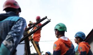 FOTO 8 Des_Petugas PLN melakukan pemulihan pasokan listrik di wilayah Sumatra Utara. dok. pln.co.id