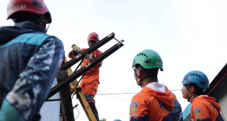 FOTO 8 Des_Petugas PLN melakukan pemulihan pasokan listrik di wilayah Sumatra Utara. dok. pln.co.id