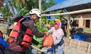 FOTO 8 Des_Relawan menyerahkan sembako kepada warga terdampak bencana di Desa Alur Kapal dan Kelurahan Pematang Cengal,